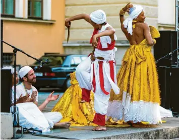  ?? Foto: Christian Menkel ?? Halb Mensch, halb Gott sind die Orixás in der afro-brasiliani­schen Religion des Camdomblé. Im rituellen Tanz personifiz­ieren sich hier die Gerechtigk­eit und die Königin der Liebe und des Reichtums.