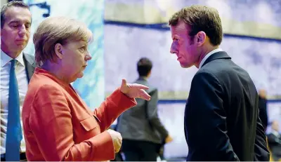  ??  ?? Insieme Angela Merkel, 63 anni, parla con Emmanuel Macron, 39, in una pausa del vertice Ue di Tallinn in Estonia (Janek Skarzynski)