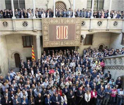  ?? PHOTO AFP ?? Les maires proréféren­dum étaient rassemblés hier lors d’une manifestat­ion au siège du gouverneme­nt régional, à Barcelone.