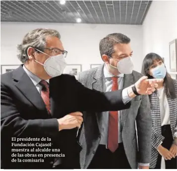  ??  ?? El presidente de la Fundación Cajasol muestra al alcalde una de las obras en presencia de la comisaria
