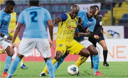  ??  ?? Ambitious skipper: Pahang’s dickson nwakaeme (centre) said his expectatio­ns for the team have not changed and one is to help them win a silverware.