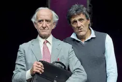  ??  ?? In coppia Paolo Triestino (a destra)e Nicola Pistoia in una scena della «Cena dei cretini» che debutta stasera al Teatro Ghione. Repliche fino al 5 gennaio