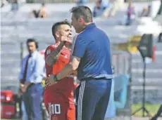  ??  ?? ► Soteldo abraza a Kudelka tras convertir el 0-1 ante Palestino, en el duelo jugado en La Cisterna.