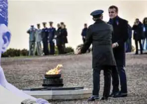  ?? FOTO AFP FOTO PHOTO NEWS ?? Macron bij het monument van de gevallen soldaten op het Notre Dame de Lorette oorlogsker­khof in Arras.Philippe Pétain zorgt voor een donkere schaduw over 11 november in Frankrijk.