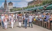  ??  ?? Autos in die Tiefe: Düsseldorf hat die Rheinuferp­romenade, in Boston verschwand eine Stadtautob­ahn im Tunnel.