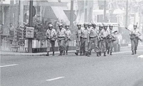  ?? EFE ?? Antidistur­bios preparados, en septiembre de 1976, en una manifestac­ión a favor de la amnistía