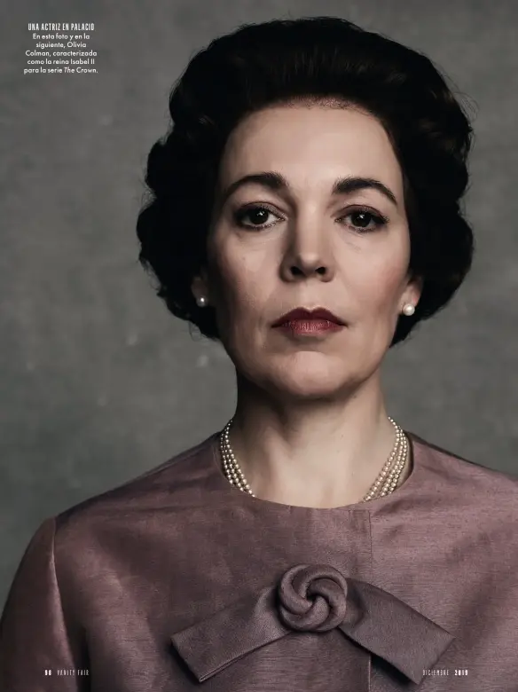  ??  ?? En esta foto y en la siguiente, Olivia Colman, caracteriz­ada como la reina Isabel II para la serie The Crown.