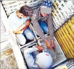  ?? POLICE ?? Three migrant workers are seen hiding in a cargo truck inbound from Thailand at the Daung Internatio­nal Border Checkpoint in Battambang province on Tuesday.