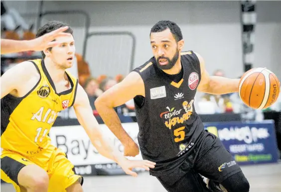  ?? Photo / Paul Taylor ?? Hawks guard Everard Bartlett beats defender Dane Brooks during his game-high, 30-point performanc­e against Taranaki.