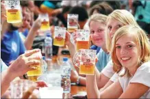  ?? PROVIDED TO CHINA DAILY ?? Tourists sample local beer during the Qingdao Internatio­nal Beer Festival.