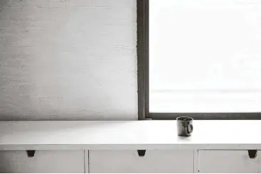  ?? Shiho Fukada photos ?? The kitchen counter in Naoki Numahata’s apartment is empty, save for a lone coffee cup.