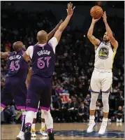  ?? BRACE HEMMELGARN — USA TODAY SPORTS ?? The Warriors’ Stephen Curry, right, scored 22of his 36 points in the third quarter of Tuesday’s game in Minnesota.