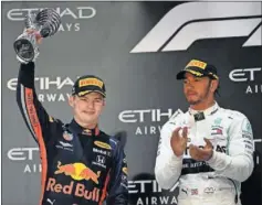  ??  ?? Verstappen en el podio de Abu Dhabi (fue 2º) junto a Hamilton (1º).