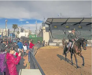  ?? aníbal grecco ?? En la pista central, las primeras destrezas con caballos