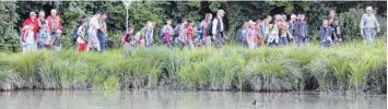  ?? Foto: Werner Rauch ?? 40 Kinder des Meringer Ferienprog­ramms waren mit der Fischergil­de Kissing am Weitmannse­e unterwegs.