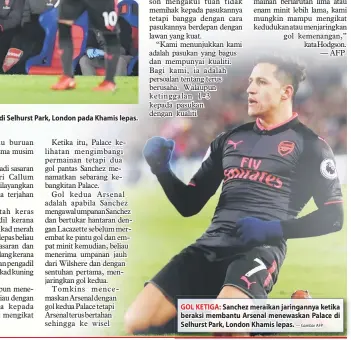  ?? — Gambar AFP — Gambar AFP ?? Wenger (tengah) memberi arahan kepada pemainnya ketika perlawanan liga di Selhurst Park, London pada Khamis lepas. GOL KETIGA: Sanchez meraikan jaringanny­a ketika beraksi membantu Arsenal menewaskan Palace di Selhurst Park, London Khamis lepas.