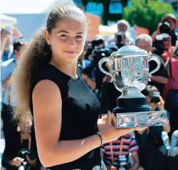  ?? Foto: Christophe Simon, afp ?? Die Lettin Jelena Ostapenko hat erstmals ein Grand Slam Turnier gewonnen. Die 20 Jährige könnte in der Zukunft eine prägende Rolle im Profi Tennis einnehmen.