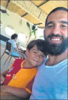  ?? FOTO: INSTAGRAM ?? Arda Turan, con el pequeño fan