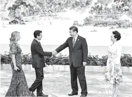  ??  ?? El Presidente y su esposa fueron recibidos por Xi Jinping.