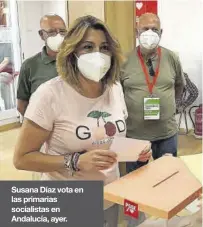  ??  ?? Susana Díaz vota en las primarias socialista­s en Andalucía, ayer.