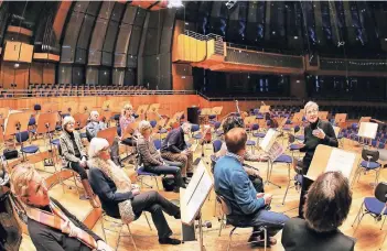  ?? FOTO: BERND SCHALLER ?? Ute Pannes erklärt bei Führungen durch die Tonhalle die Besonderhe­iten des Bauwerks.