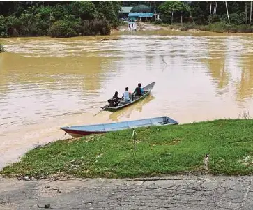  ?? BERNAMA PIC ?? The bridge linking Tanjung Kala and Pasir Jering in Kuala Krai is submerged after heavy rainfall yesterday.