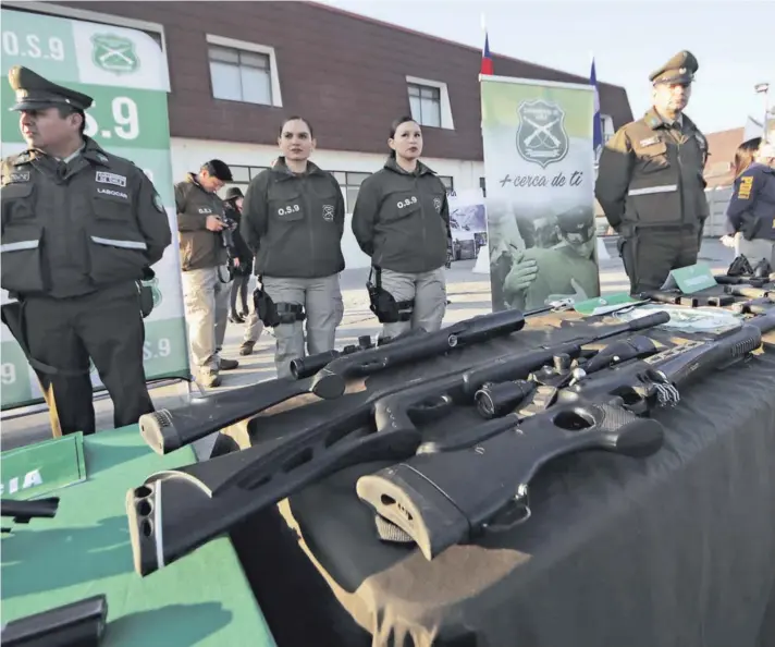  ??  ?? ► El OS-9 de Carabinero­s en la incautació­n de armas de grueso calibre, el 14 de junio en La Pintana. En la foto, rifles calibre .22, algunos con silenciado­r.