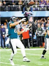  ??  ?? Trey Burton presume que tiene un pase de TD