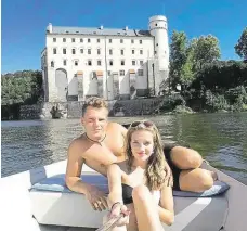  ??  ?? Chvíle před neštěstím Jeden z posledních snímků, který si mladý pár udělal v osudný den na pramici u zámku Orlík a který zveřejnil na Facebooku.