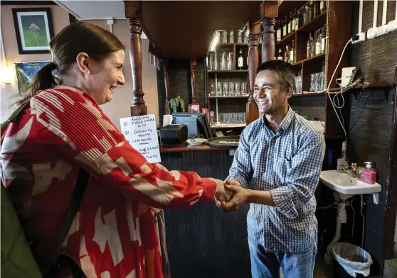  ?? Bild: STEFAN BENNHAGE ?? VISAR STÖD. Den tidigare ministern Birgitta Ohlsson (L) hälsade under tisdagen på hos Ganesh Bista och hans familj i deras restaurang i Vänersborg. Hon och flera andra Liberaler visade sitt stöd för den utvisnings­hotade familjen.