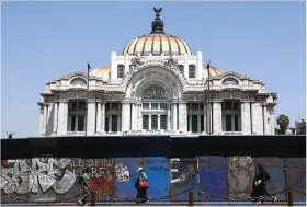  ?? ?? MONUMENTOS y edificios de la zona centro lucen tapizados desde el 6 de marzo.