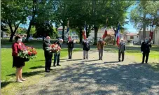  ??  ?? 2lus et anciens combattant­s avec portes drapeaux devant le monument aux morts