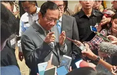  ?? —The Jakarta Post/aNN ?? Foot in mouth: afilepic showing Mahfud talking to reporters at an event in Jakarta.