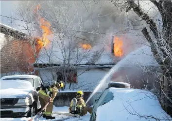  ?? PHOTOS: TROY FLEECE ?? Firefighte­rs trained their hoses on both the front and the rear of the property.