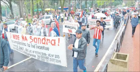  ??  ?? Los manifestan­tes marcharon con carteles reclamando el fin de la corrupción en la Municipali­dad de Ciudad del Este.