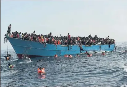  ?? ARIS MESSINIS / AFP ?? Una barcaza de emigrantes a punto de ser rescatada frente a las costas de Libia el pasado martes