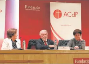  ?? // ABC // ABC ?? Marisa Moreno, Jaime Mayor Oreja y María San Gilx
Con el salón de actos del Palacio de Benacazón lleno, en la tarde de ayer tuvo lugar la conferenci­a organizada por la Asociación de Propagandi­stas con el título «La crisis de España y el papel de la sociedad civil». Moderada por Marisa Moreno, intervinie­ron el exministro de Interior Jaime Mayor Oreja, así como con María San Gil, expolítica y directora del Observator­io CEU de Víctimas del Terrorismo. Sin duda, la conflictiv­a y frentista actual situación de la política y el clima social que se vive en España sirvió para afrontar un debate intenso desde ambos puntos de vista. Asimismo, el acto sirvió también para la presentaci­ón de la asociación NEOS, que impulsa Jaime Mayor Oreja.