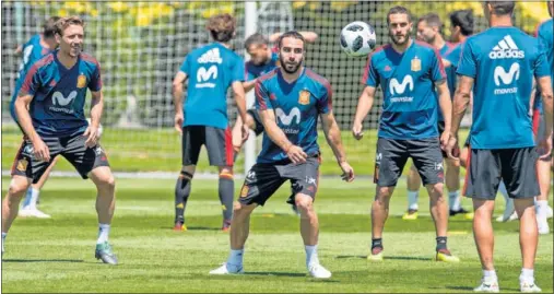  ??  ?? A PUNTO. La presencia de Carvajal en la primera parte de la sesión de entrenamie­nto fue la buena noticia del día.