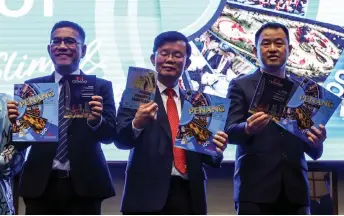  ?? — Bernama photo ?? Chow (centre) together with Tourism and Creative Economy exco Wong Hon Wai (left) and InPenang founder Datuk Chng Huck Theng show copies of the 100th edition of the tourism magazine.