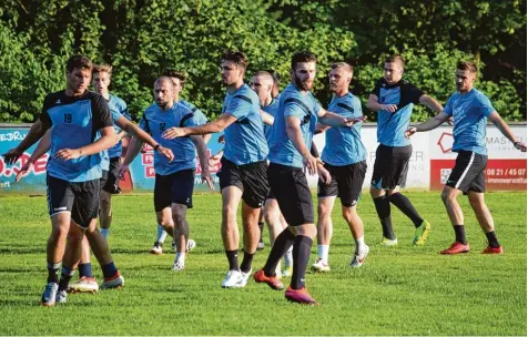  ?? Foto: Oliver Reiser ?? Laufen und Gymnastik ist in den harten Wochen der Vorbereitu­ng angesagt, bevor wieder der Tanz um die Punkte beginnt. Auch beim Landesligi­sten SV Cosmos Aystetten, der am 1. Juli zum ersten Pflichtspi­el im bayerische­n Pokal ran muss.