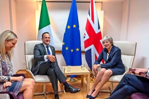  ??  ?? CRISIS LOOMS: Leo Varadkar and Theresa May at a bilateral meeting in Brussels last Wednesday when nothing was again agreed