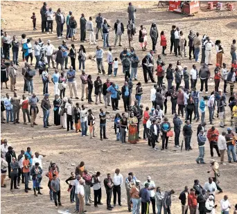  ??  ?? Beaucoup d’électeurs ont dû attendre plusieurs heures avant de se prévaloir de leur droit de vote, mardi. – Associated Press: Ben Curtis