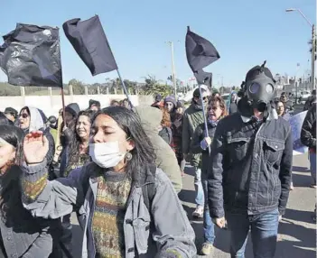  ??  ?? ► Medio centenar de personas se manifestar­on ayer en el centro de Quintero.