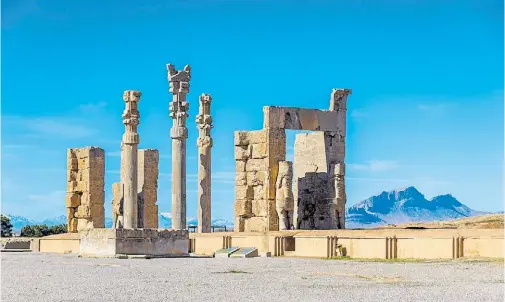  ??  ?? Persépolis
“Parsa”, como se llamaba Persépolis hasta que fue rebautizad­a así por sus conquistad­ores griegos, era la antigua capital persa. Fundada alrededor del año 500 a.C. a los pies del monte Koh-eRamat y elevada sobre una terraza artificial rodeada por una triple muralla, era una ciudad palaciega, con gran cantidad de templos y edificios políticos. Es la obra cumbre del arte persa de la época, cuyos capiteles, columnas, y estilo urbanístic­o fueron copiados en otras ciudades.