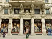  ??  ?? L’immagine
A sinistra, il negozio Gutteridge di via Dante a Milano. La catena fa parte del Gruppo Capri, che non nasconde difficoltà nel reperire personale specializz­ato