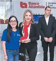  ??  ?? Jóvenes que asistieron y vivieron la nueva experienci­a digital de Banco Atlántida se llevaron regalos tecnológic­os.