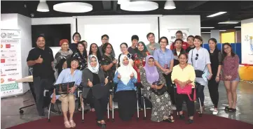  ??  ?? Zaharah (seated centre) in a photo call with some of the participan­ts after the talk at SMA-TEGAS Digital Innovation Hub Miri.