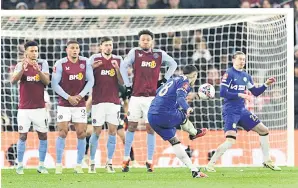  ?? — Gambar AFP ?? AKSI TUMPUAN: Sebahagian daripada babak-babak aksi perlawanan Piala FA di antara Aston Villa dan Chelsea yang berlangsun­g di Villa Park. Chelsea menang 3-1.