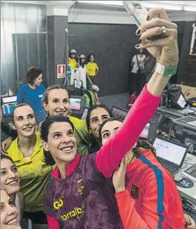  ?? P. PUNTÍ ?? Beitia, haciendo un ‘selfie’ con fans y otras atletas en el pasado Campeonato de España