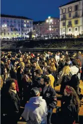  ??  ?? La folla
La Darsena e i Navigli sabato sera a Milano: circa ventimila le presenze, assembrame­nti e moltissime mascherine abbassate.
Si è tenuto un rave party illegale e la serata è terminata con una rissa